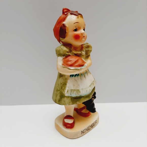 ๐ Vintage Japan Pioneer NOVEMBER Girl w/ Pie & Cat Pottery Figurine Signed - Picture 7 of 11